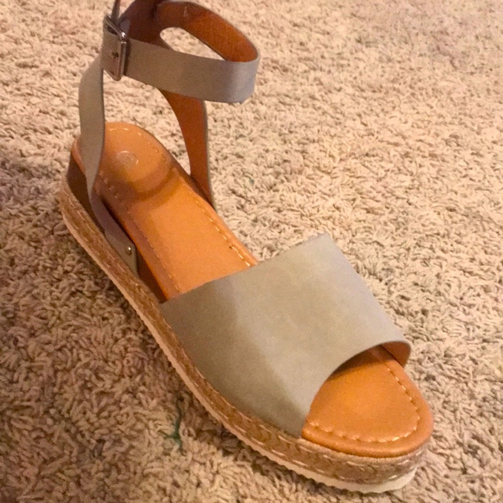 Grey platform sandal - Picture 2 of 3